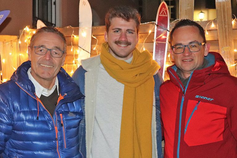 Josef Lurz (links) und 2. Bergfreunde-Abteilungsleiter Michael Schneider überreichten die Spende an den Verein „264.education e.V.“ an Christoph Findelsberger.