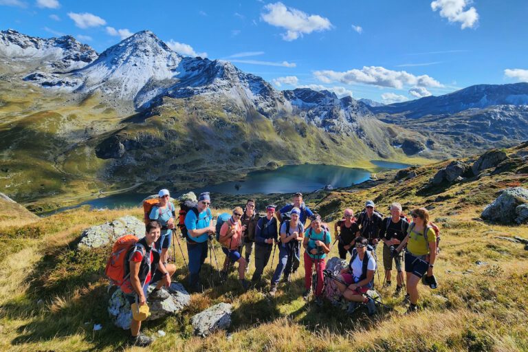 Gruppenfoto mit Giglachsee und Ignaz-Mattis-Hütte